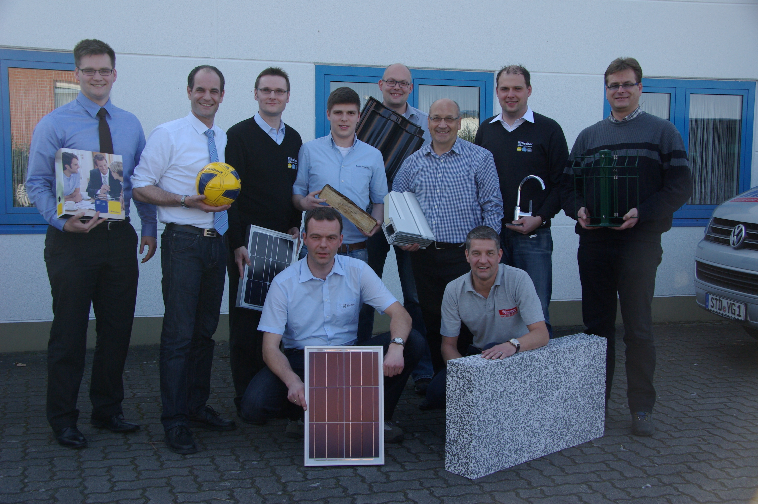 Laden zum Energiespartag ein (hinten, v. li.): Karl Bösecke, Christian Schütz (beide BHW), Udo Feindt (Fa. Fischer), Dennis Strowitzki (Fa. Hasselbring), Torsten Wolper (Wolper Bedachung), Rudolf Mundt (Bauelemente-Tischlerei Mundt), Falko Wiebusch (Fa. Fischer), Stephan Schomaker (Hennig Zaunbau), (vorne, v. li.): Jan Gotthard (Fa. Fischer) und Dietmar Weidtke (Malermeister Weidtke)