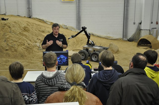 Prof. Dr.-Ing Thorsten Hermes erklärt die "Marsmission" der Hochschule21