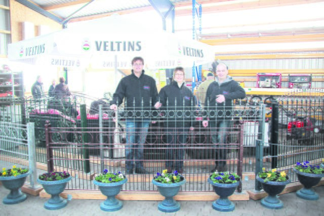 Erwarten viele Gäste am Schautag bei Hennig Zaunbau: Geschäftsführer und Inhaber Stephan Schomaker (li.) mit seinen Mitarbeitern Astrid Gadomski und Andreas Hennig