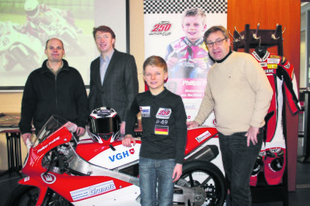 Philipp Freitag mit seinen Sponsoren (v. li.) Torsten Druse, Frank Meyer und Jens Thiemann