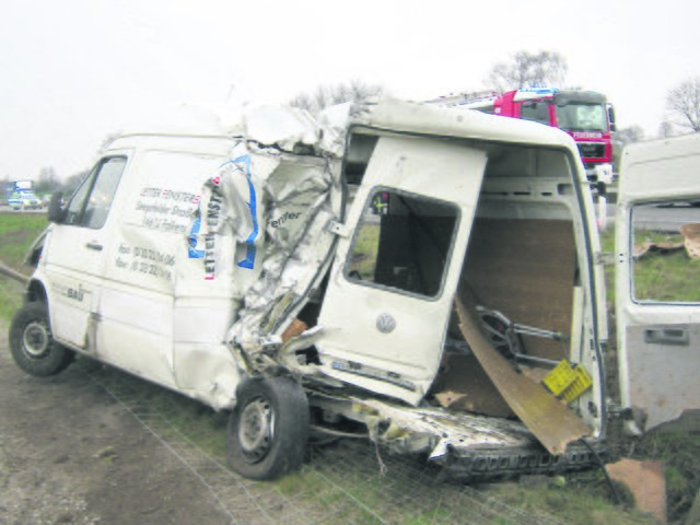 Dieser Transporter wurde von dem Lkw gerammt