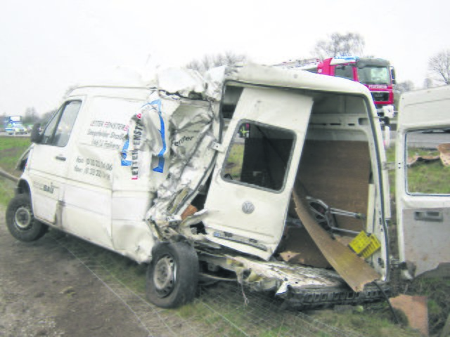 Dieser Transporter wurde von dem Lkw gerammt | Foto: Polizei