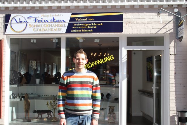 Der Schmuckexperte Philip Lewitzki hat in Buxtehude ein Geschäft eröffnet