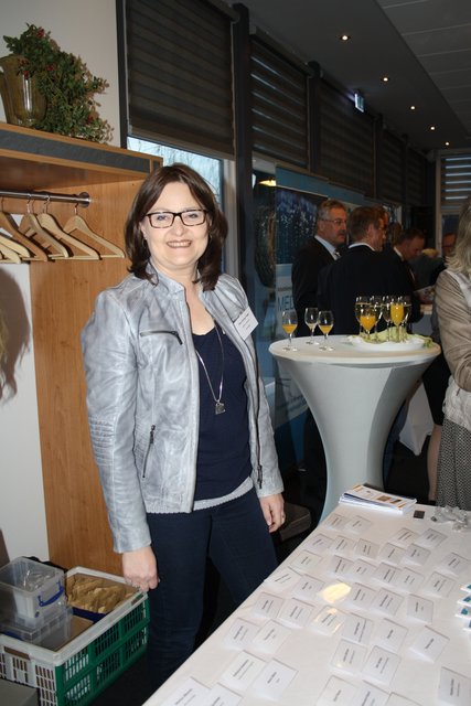 Silvia Hotopp-Prigge gibt die Namensschilder aus