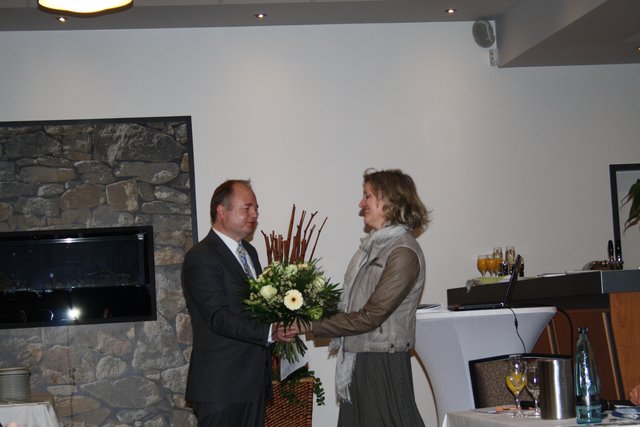Blumen für die Geschäftsführerin: Uwe Fricke bedankt sich für das Engagement von Stefanie Feindt