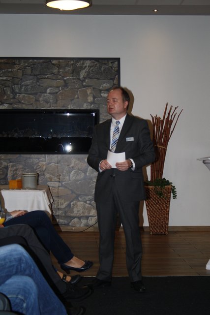 Der Erste Vorsitzende Uwe Fricke begrüßt die Gäste