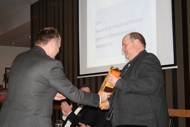 Dank für die jahrelange Vorstandsarbeit: Für Hartmut Holst gab es eine Flasche Wein zum Abschied