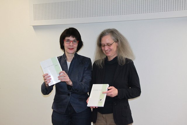 Stolz auf das 103. Stader Jahrbuch: Dr. Gudrun Fiedler (li.) und Dr. Beate-Christine Fiedler