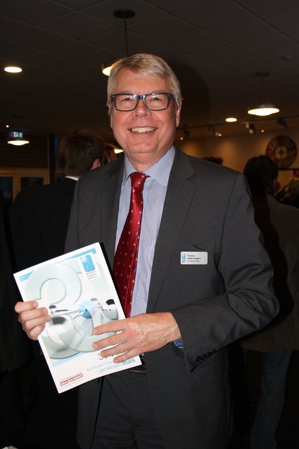 Druckfrisch: Der Schatzmeister Thomas Müller-Wegert zeigt das aktuelle Magazin des Wirtschaftsförderungsvereins