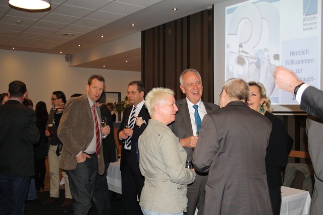 Zu den Gästen gehörte u.a. Bürgermeister Jürgen Badur, hier im Gespräch mit Heike Vollmers (li.) und Henning Münnecke von der Mittelstandsvereinigung (mit dem Rücken zur Kamera)