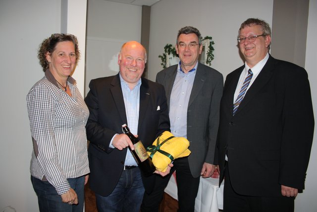 Verabschiedung des langjährigen 2. Vorsitzenden Hans-Peter Heitmann (2. v. li.) durch (v. li.): Dagmar Sönksen, Axel Krones und Rob Achten
