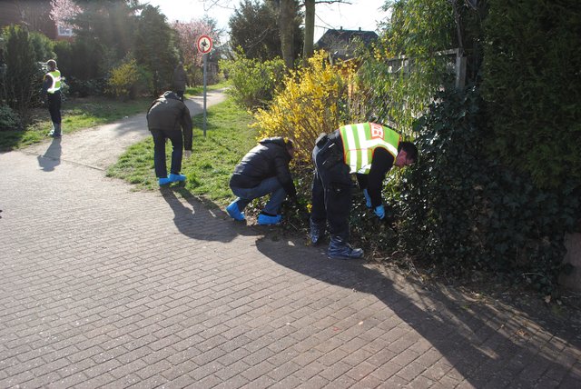 Die Ermittler suchten ausgerüstet mit Harken, Metalldetektoren und Stöcken in den benachbarten Gärten, im Gebüsch, auf Bäumen und Carports