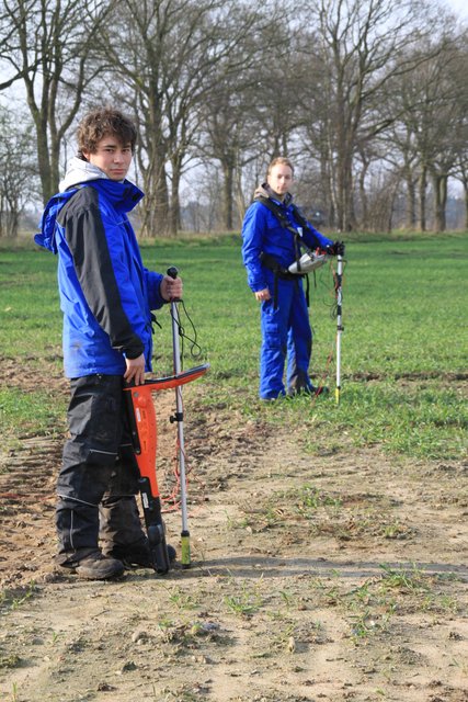 Marcel Reicksmann (li.) und Dennis Pels tasten mit Elektroden die unterirdische Ethylen-Pipeline ab