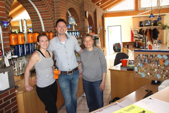 Freuen sich über den zehnten "Geburtstag" des Vitalo Fitness- und Gesundheitsstudios: Studioleiter Maurice Pohle mit Marie Mirkens (li.) und Bianca von Appen