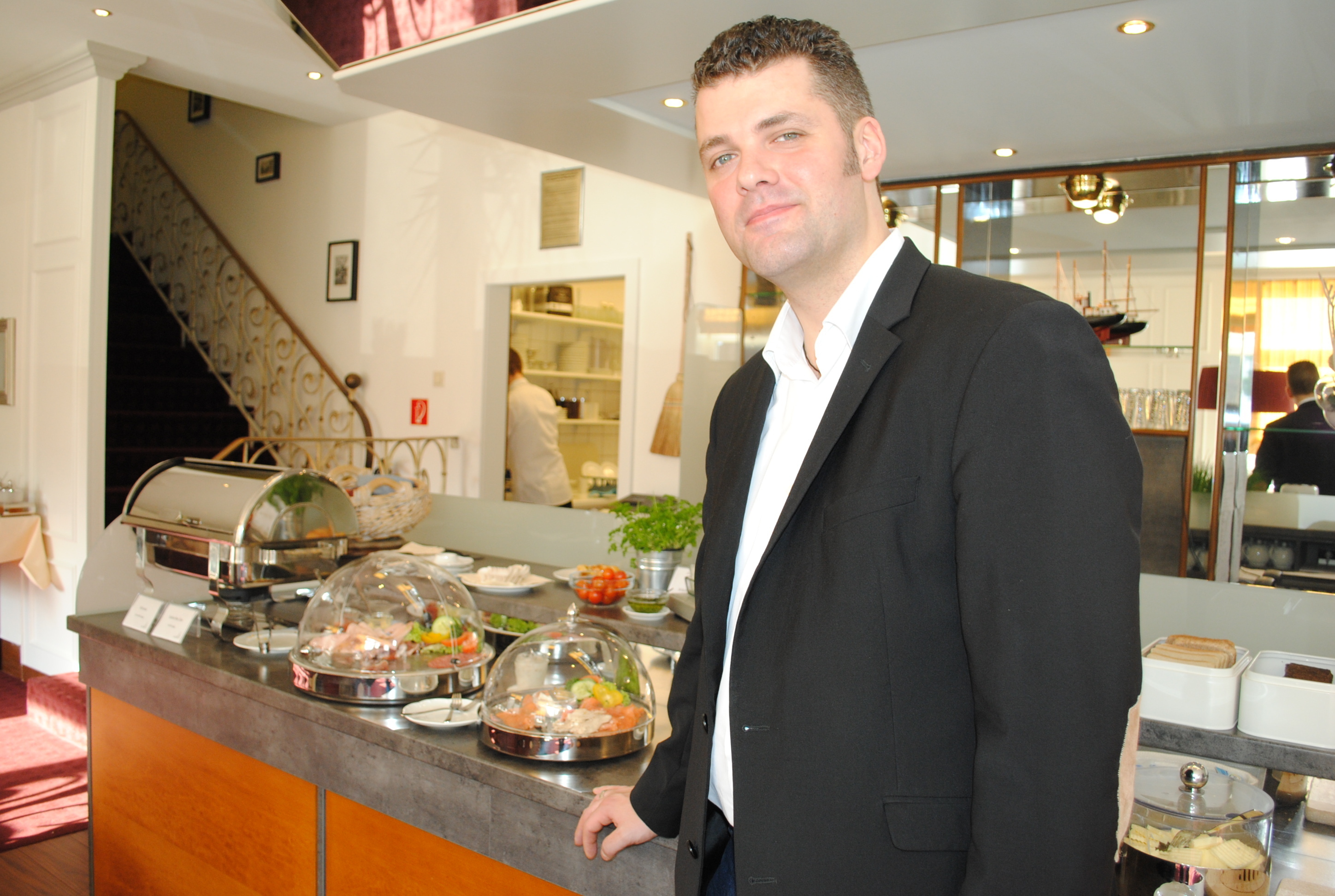 Bernd Müller bietet auf seinem Frühstückbuffet regionale Spezialitäten an