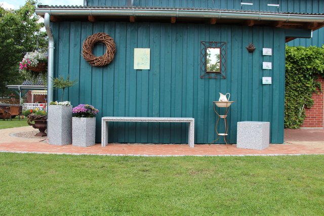 Beispiel Bank und Blumenkübel aus Naturstein | Foto: Naturstein Design Kleidon