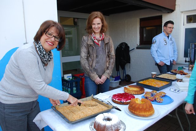 Verkauften Kuchen zugunsten des Freibadfördervereins: Angelika Verholen (li.) und Jana Verholen