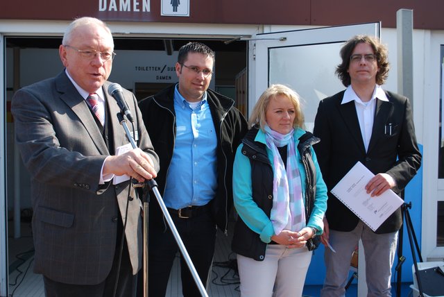Samtgemeinde-Bürgermeistetr Dirk Bostelmann (li.) mit "Aquatekt" Tim Köhler (re.) sowie Jasmin Kramer und Kai Verholen vom Freibadförderverein