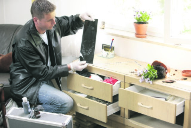 Ein Spurensicherer bei seiner Arbeit. Ein Schwerpunkt der Polizeiarbeit bleibt es, Wohnungseinbrüche zu verhindern