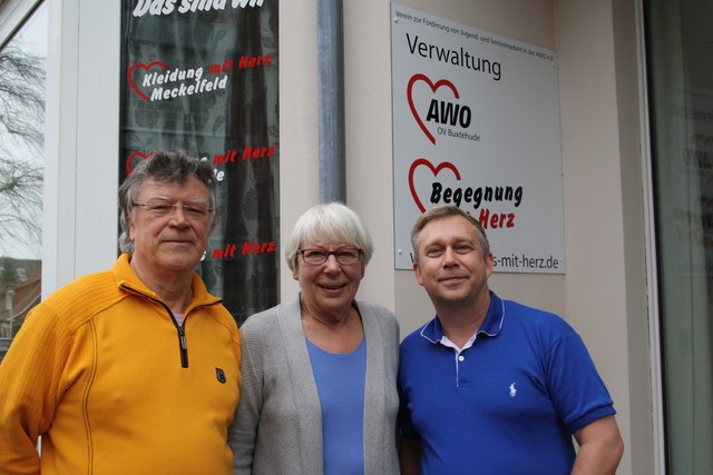 Bodos Klages, Alke Kern und Volker Schmidt bedanken sich bei allen Spendern und Kunden des Kaufhauses mit Herz. Mit den Einnahmen wird u.a. die Begegnung mit Herz finanziert