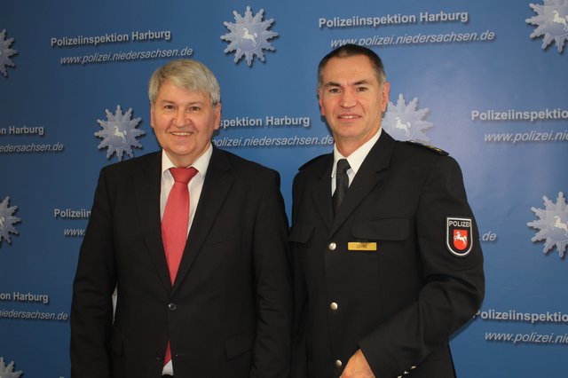 Polizeipräsident Friedrich Niehörster (li.) und Uwe Lehne, Leiter der Polizeiinspektion Harburg, stellten die Kriminalstatistik vor