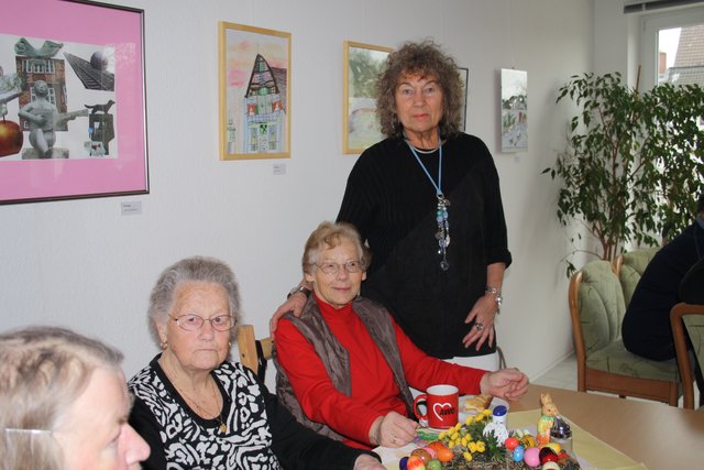 Helga Thoms (re.) mit einigen Gästen in der "Begegnung mit Herz" an der Vaßmerstraße 2
