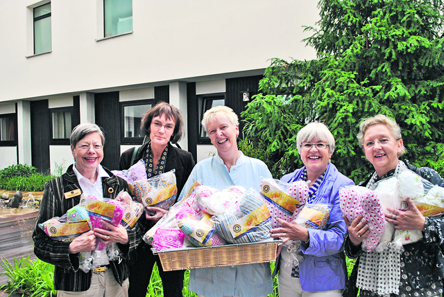 Da war die Welt noch in Ordnung: Im August 2013 bekam Krankenschwester Astrid (Mi.) selbst genähte Herzkissen von (v. li.) Präsidentin Christiane Otto, Past-Präsidentin Sabine Mensel, Astrid Schindler und Karin Frotscher | Foto: archiv