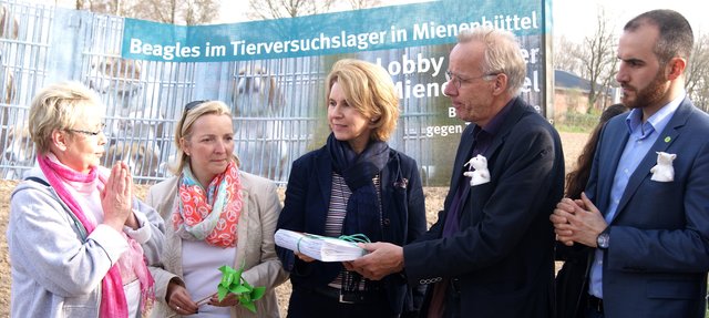 Die Landtagsfraktion der Grünen hat in Mienenbüttel vor dem Tierversuchslabor 10.000 Unterschriften von Tierversuchgegnern in Empfang genommen