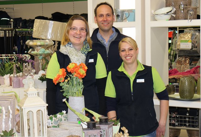 Die Floristinnen Vanessa Hanfft (li.) und Sandra Gießel zusammen mit Gruppenleiter Henning Mirowsky | Foto: Saatzucht