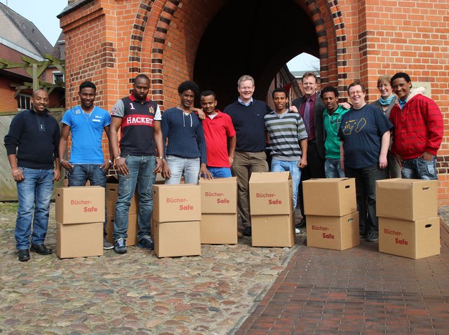 Beim Start des Beschäftigungsprogrammes: die acht Flüchtlinge aus Eritrea gemeinsam mit (v. li.) dem Winsener Pastor Markus Kalmbach, Christian Berndt, Claudia Prössel und Andrea Picker