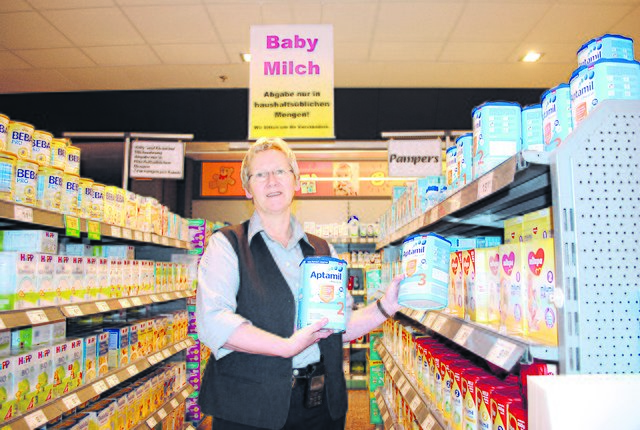 Helma Ehlers sorgt im Buxtehuder Marktkauf dafür, dass die Regale mit Babymilch nicht durch Hamsterkäufe geleert werden