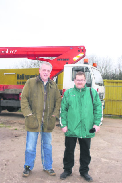 Optimistisch, dass der Kompromiss greift: Hans-Werner Püttjer (li.), hier beim Steigertest über die Auswirkungen des Pylons mit Bürgermeisterkandidat Ronald Bohn | Foto: archiv
