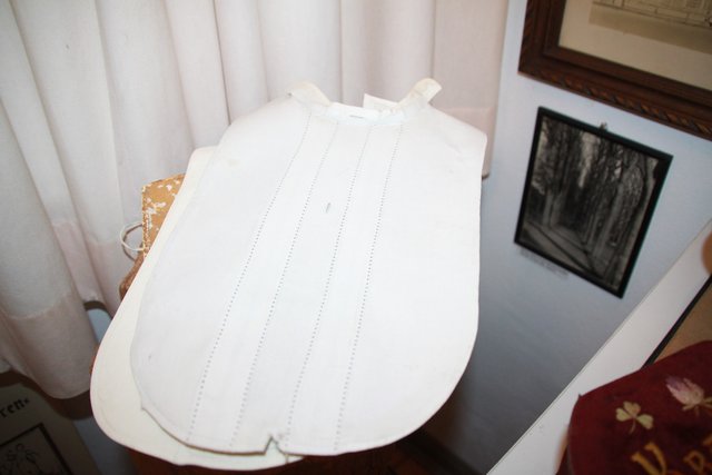 Eine Chemisette diente als Hemdbrust für Frackträger