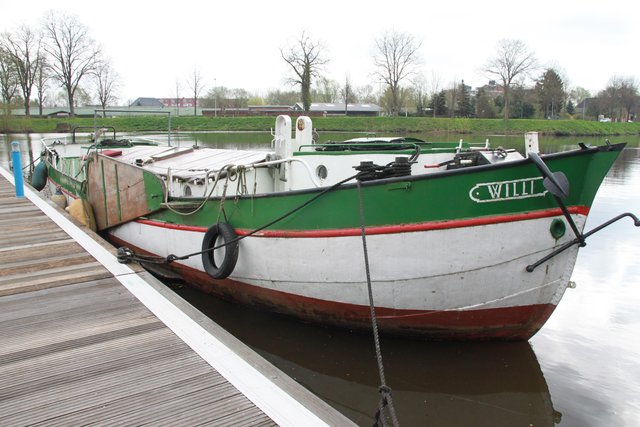 Der Ewer "Willi" liegt vorübergehend im Holzhafen