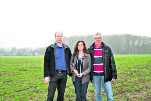 Willy Klingenberg (v. li.), Ortsratsmitglied Dr. Irmelin Schütze und Klaus Prigge an der Fläche, auf der das neue Wohngebiet entstehen könnte