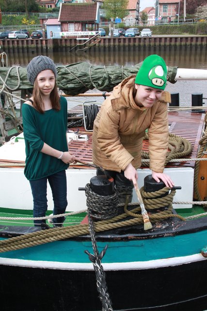 Schülerinnen im freiwilligen Ferieneinsatz: Michele Bauer (li.) und Lisa-Marie Herrmann schwingen den Pinsel an Deck der "Wilhemine"