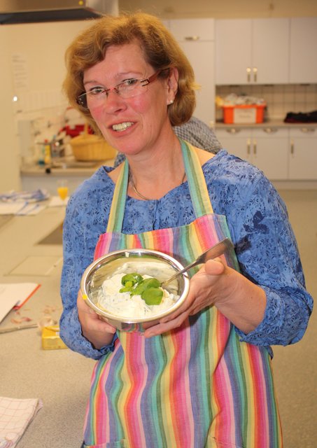 Rührte einen köstlichen Basilikum-Aufstrich an: Elke Martin, 2. stellvertretende Bürgermeisterin des Flecken Harsefeld