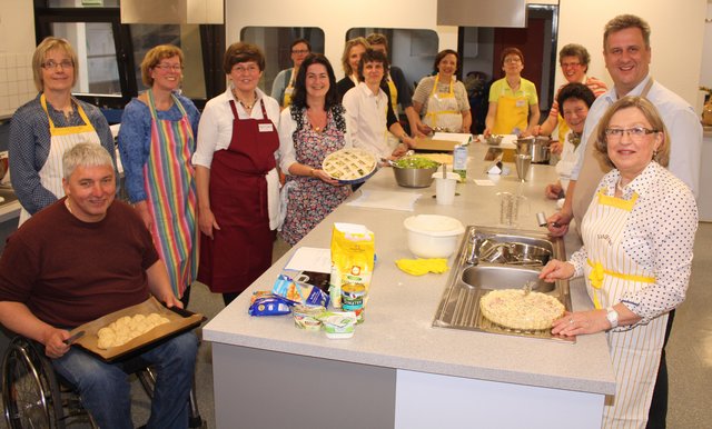 Mit Hilfe der Landfrauen bereiteten die Bürgermeister verschiedene Köstlichkeiten zu