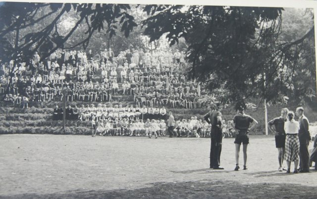 Mit Tribüne: der Adolf-Ravelin am "Tag der Heimat" 1953 | Foto: Baumhaus-Museum / Hans-Jürgen Berg