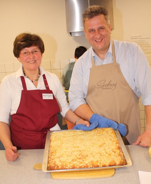 Michael Ospalski, Bürgermeister des Flecken Harsefeld, ließ sich von Hauswirtschaftsmeisterin Ingrid Jochim in die Geheimnisse des Butterkuchen-Backens einführen