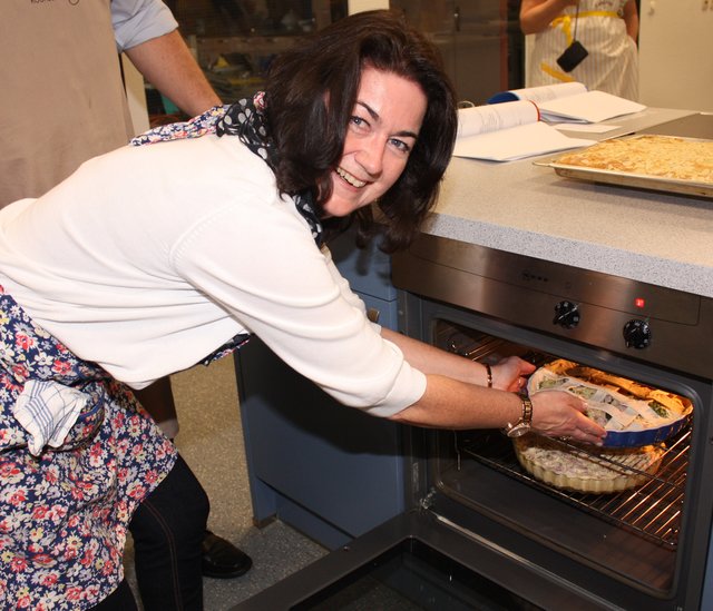 Schob eine herzhafte Quiche in den Ofen: Susanne de Bruijn, 1. stellvertretende Bürgermeisterin der Samtgemeinde Harsefeld und des Flecken Harsefeld