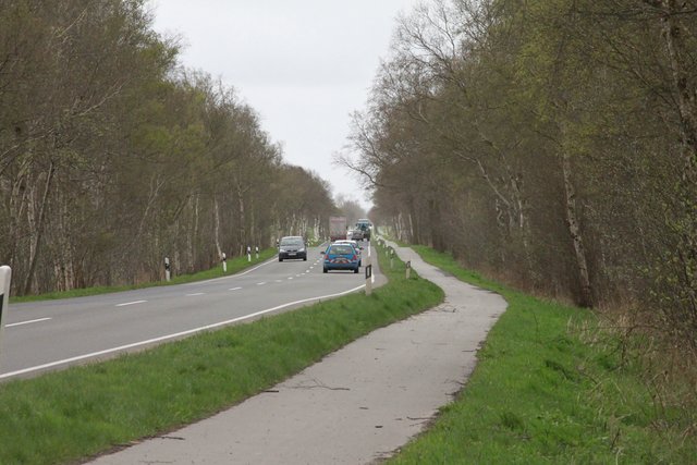 Der Hof liegt an der viel befahrenen B495