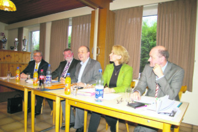 Friedliche Stimmung auf dem Podium (v. li.): Michael Roesberg, Ralf Handelsmann, Uwe Schulte, Elke Twesten und Robert Crumbach