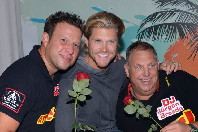 Danny Malle (li.) und Jürgen Brosda (re.) standen auch schon mit RTL-"Bachelor" Paul Janke auf der Bühne