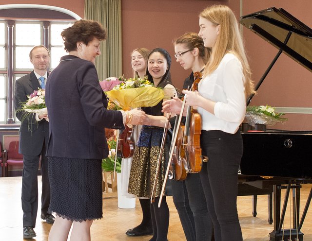 Stiftungsgründung im Königsmarcksaal (v. li.): Musikschulleiter Uwe Raschen, Stifterin Gisela Stähler und die jungen Musikerinnen Henriette Brockmann, Chia-Chen Chiang, Kristina Genrich sowie Astros Oskarsdottir | Foto: Jochen Brockmann