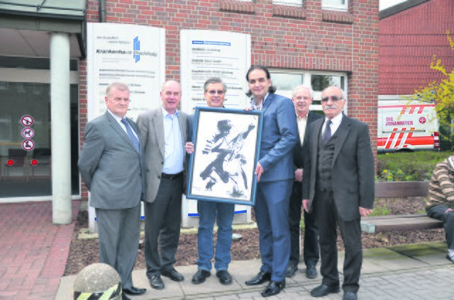 Das Buchholzer Krankenhaus half und wird weiter helfen - Muamer Kujevic übereicht Geschäftsführer Norbert Böttcher ein Bild als Dankeschön. Auf dem Foto (v.li.): Muharem Balota, Dr. Ulrich Kusche, Norbert Böttcher, Muamer Kujevic, Jens Lohmann, Jemso Kujevic