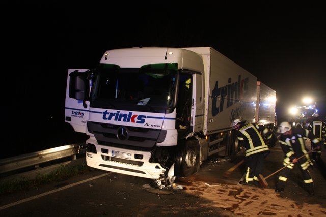 Auch der Lkw wurde erheblich beschädigt
