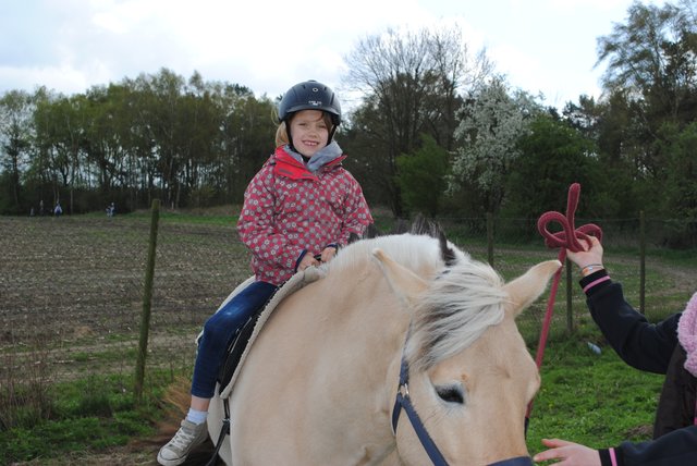 Lotte (6) aus Nenndorf beim Ponyreiten