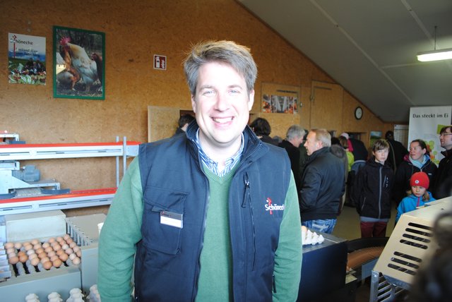 Henner Schönecke führte die Besucher durch den Stall