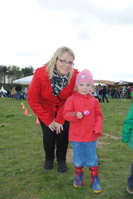 Viktoria (3) konzentriert sich beim Eierlaufen. Mutter Agnierzka Wierzbicki begleitet sie dabei